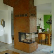 Innenausbau – zentraler Kamin, offener Wohnbereich